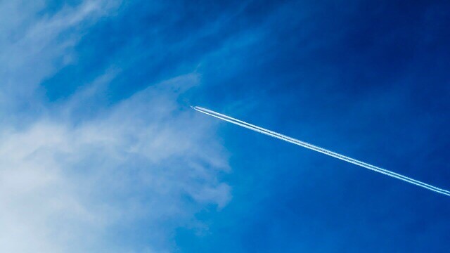 青空　飛行機雲